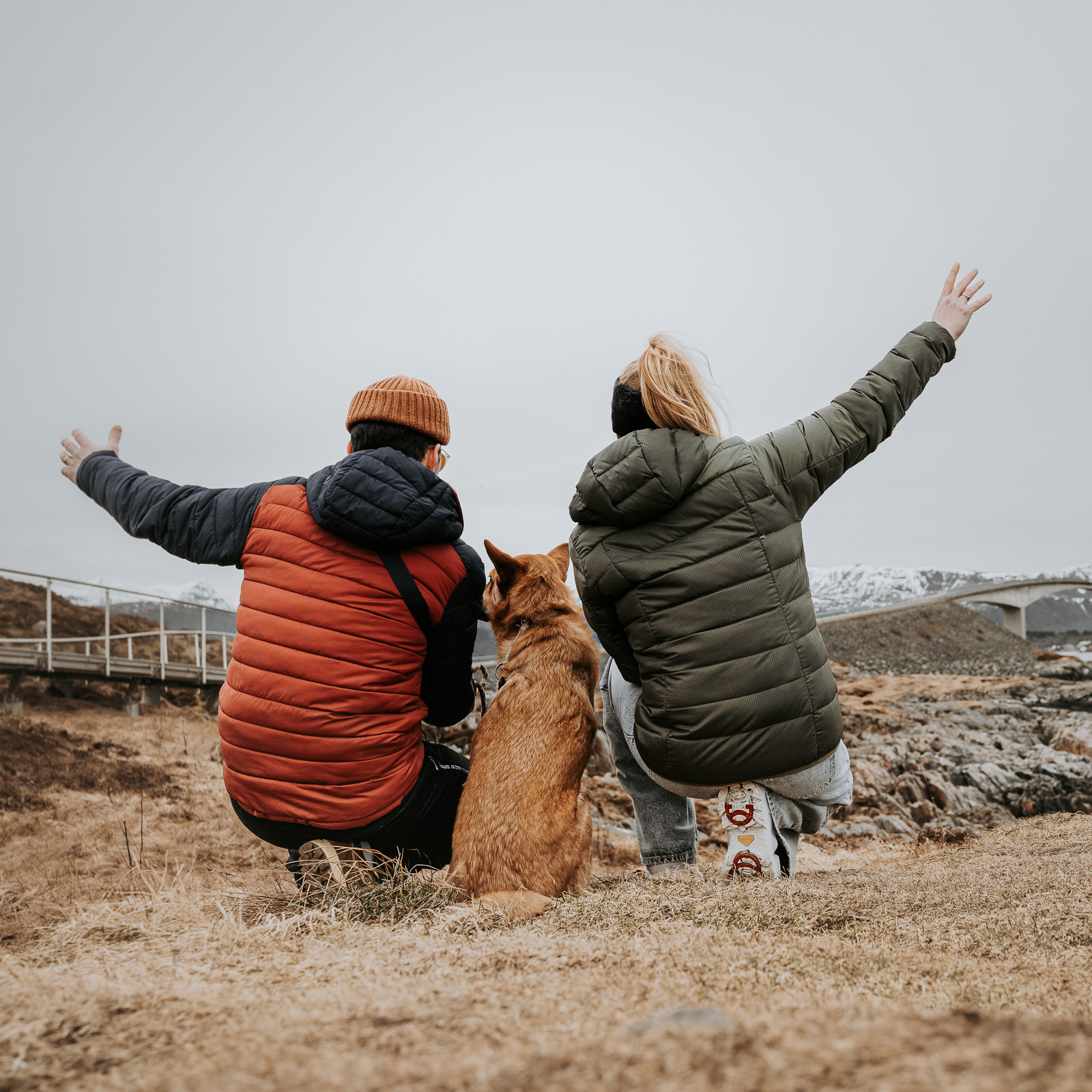 Outdoor Reise- und Hundefotografie von einem Pärchen mit ihrem Hund in der Mitte.