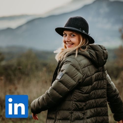 Nahaufnahme von einem, mit einem Auge blinzelnden Hund, in einer Schneelandschaft in Bern.