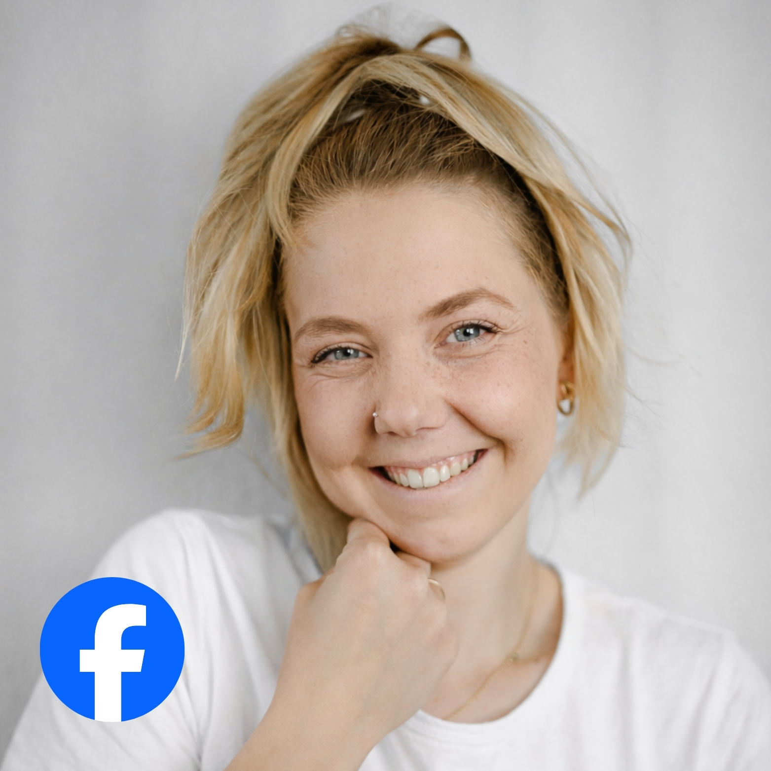 Outdoor Reise- und Hundefotografie von einem Pärchen mit ihrem Hund in der Mitte.